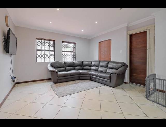 4 BEDROOM HOUSE FOR SALE IN RIETVALLEIRAND